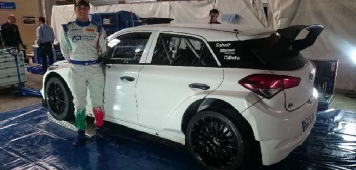 Fabio Andolfi posa di fianco alla i20 R5 appena entrata in HMI