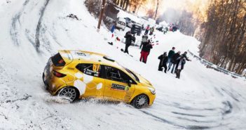 La Clio di Luca Panzani in azione sulla neve delle Alpi di Gap