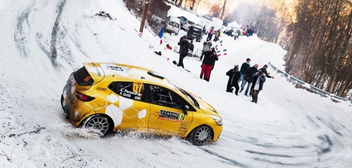 La Clio di Luca Panzani in azione sulla neve delle Alpi di Gap