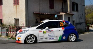 La Peugeot 208 R2 di Pollara in azione nella Garfagnana