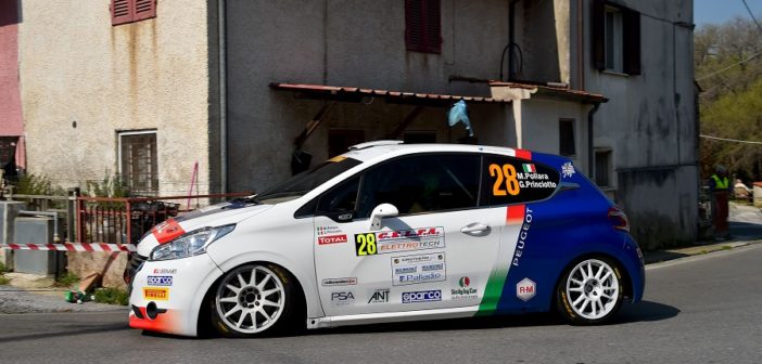 La Peugeot 208 R2 di Pollara in azione nella Garfagnana