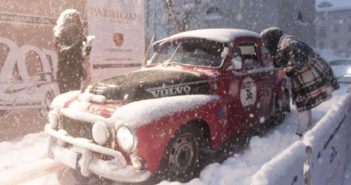 I partecipanti alla partenza sotto una copiosa nevicata