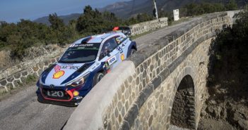 La Hyundai di Neuville passa dalla parte del ponte dei vincitori.