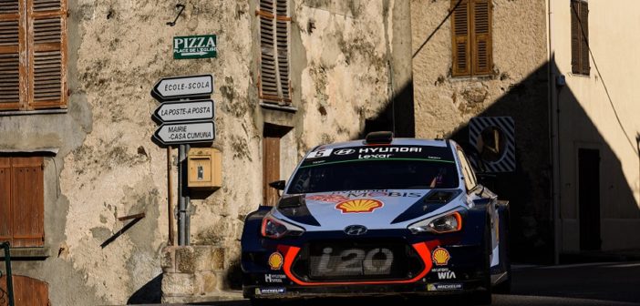 La I20 di Neuville prende le redini della Corsica.