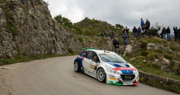 Andreucci e la Peugeot 208T16 sulle strade di Sicilia.