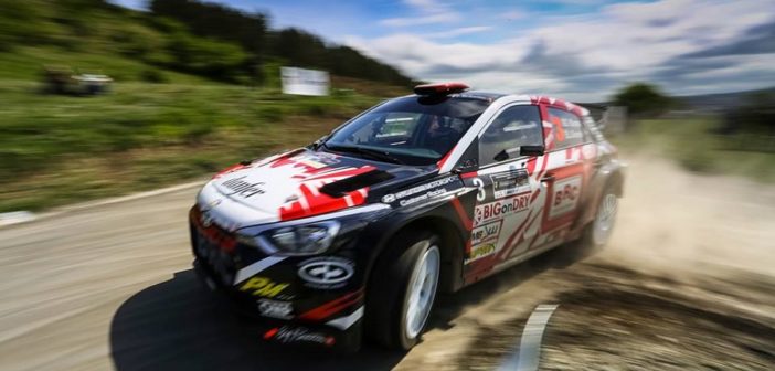 La Hyundai i20 R5 di Basso detta il passo in Transilvania.