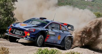 La Hyundai i20 Coupe di Neuville aggredisce gli sterrati della Gallura