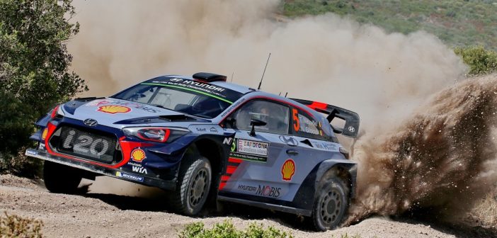 La Hyundai i20 Coupe di Neuville aggredisce gli sterrati della Gallura