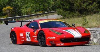 La sfavillante Ferrari GT di Lucio Peruggini sempre grande protagonista.