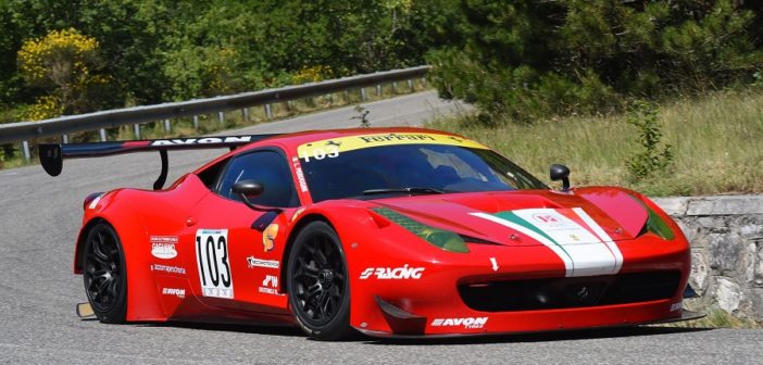 La sfavillante Ferrari GT di Lucio Peruggini sempre grande protagonista.