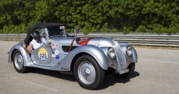 La BMW Roadster di Aghem sulle strade di Sicilia.