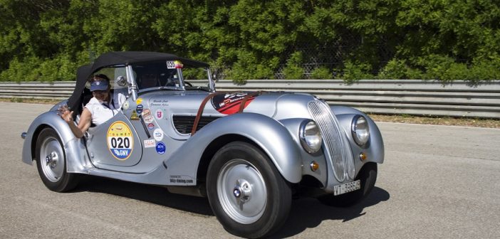 La BMW Roadster di Aghem sulle strade di Sicilia.