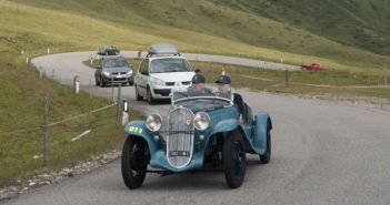 Il vincitore guida un serpentone sui passi delle Dolomiti.