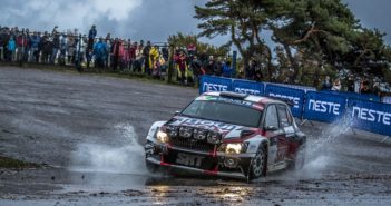 La Skoda Fabia del vincitore Gryazin in azione in mezzo all'acqua.