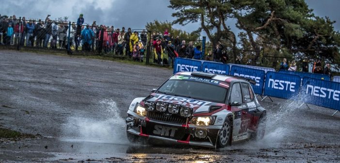 La Skoda Fabia del vincitore Gryazin in azione in mezzo all'acqua.