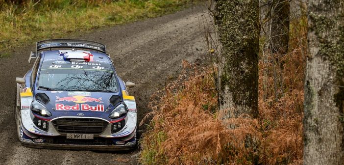 La Fiesta di Ogier vola sul fango.