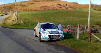 La Hyundai R5 di Huttunen mestamente ferma a bordo strada.