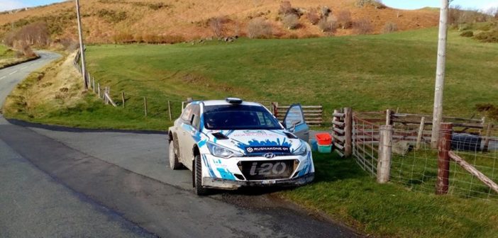 La Hyundai R5 di Huttunen mestamente ferma a bordo strada.