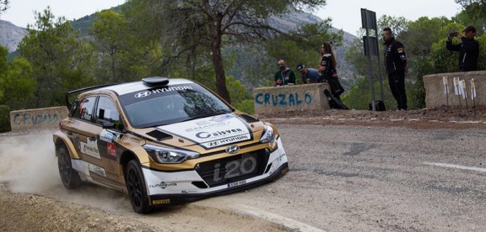 La Hyundai i20 R5 di Ares vola anche sulle speciali della Nucìa.