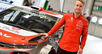 Ostberg posa vicino alla Citroen C3 aspettando il via di Karlstad