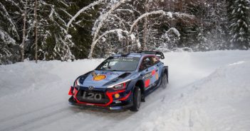 Un super Neuville comanda lo Svezia dopo una giornata difficile.