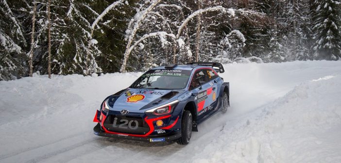 Un super Neuville comanda lo Svezia dopo una giornata difficile.