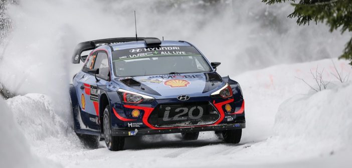 Neuville fa danzare la sua Hyundai sul ghiaccio.