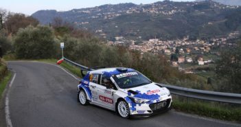 La Hyundai i20 R5 in azione sulle strade della Garfagnana