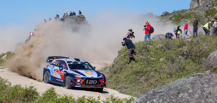 Neuville fa mangiare la polvere ai suoi avversari.