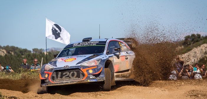 Neuville cala il Poker e vola verso il successo