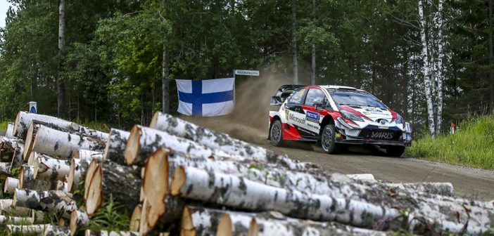 Tanak chide con un colpo di reni nel finale.