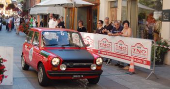 La A112 del vincitore festeggia sulle strade di Aosta.