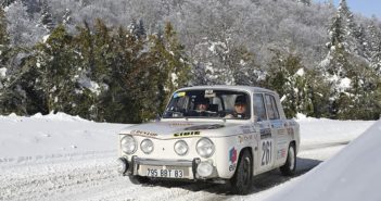 La Renault 8 del vincitore sulle strade innevate del Montecarlo.