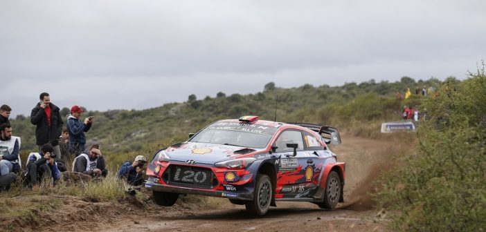 Neuville mette le ali alla sua Hyundai nell'ultima speciale.