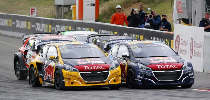 La partenza della finalissima con le Peugeot 208 portiera a portiera.