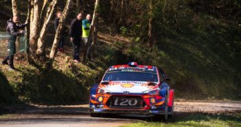 La Hyundai i20 di Loeb sulle strade di Corsica.