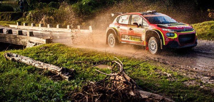 La Citroen C3 R5 di Ostberg galleggia sul fango dell'Argentina