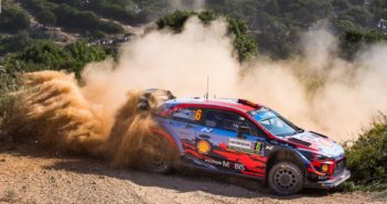 La Hyundai di Sordo volla sulle speciali di Sardegna.