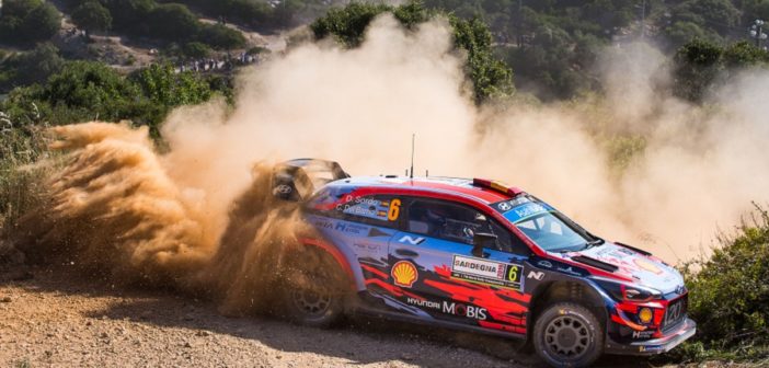 La Hyundai di Sordo volla sulle speciali di Sardegna.