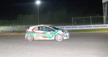 La Kia Rio di Gigi Galli sotto le luci artificiali di Adria.