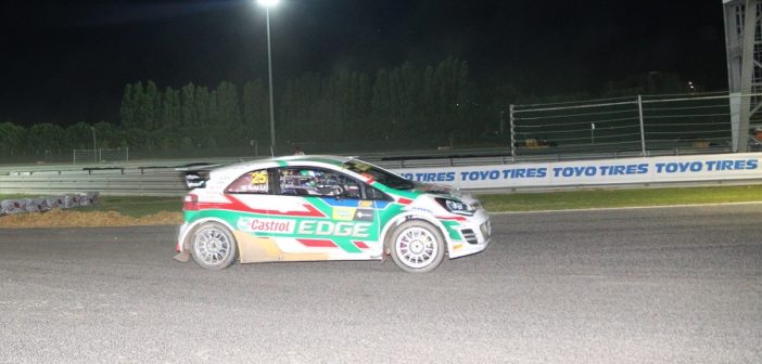 La Kia Rio di Gigi Galli sotto le luci artificiali di Adria.