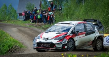 Katsuta in azione al volante della Yaris plus sulle strade del Riihimaki