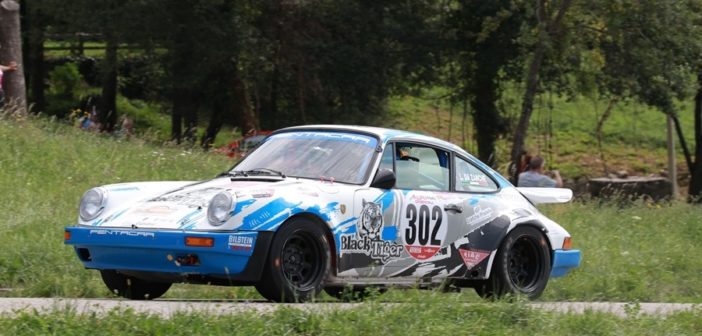 La Porsche 911 di Da Zanche in azione sulle speciali dell'Alpi Orientali