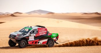 La Toyota Hilux di Yazeed sulla sabbia di casa.