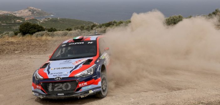 La Hyundai R5 di Scandola sugli sterrati della Sardegna