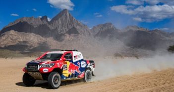 La Toyota Hilux di De Villiers sulle piste Saudite.