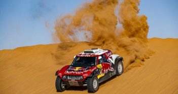 La Mini di Carlos sulle imponenti dune della seconda metà della Dakar.