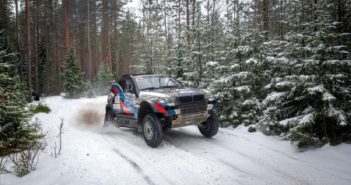 La BMW del vincitore in azione sulle piste innevate.