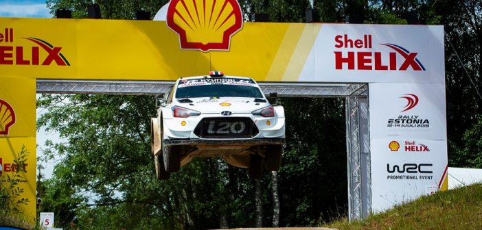 Mikkelsen in azione sulle strade Estoni l'anno passato.