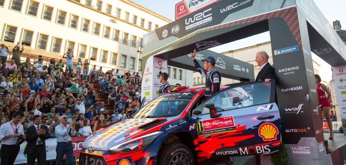 La Hyundai i20 di Neuville sulla pedana del rally Portoghese.